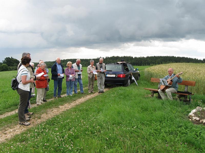 090707danke (04).jpg - Ottmar König begleitete auf der Gitarre die von den Teilnehmern gesungenen Lieder...